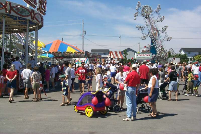 fair3crowd99.jpg